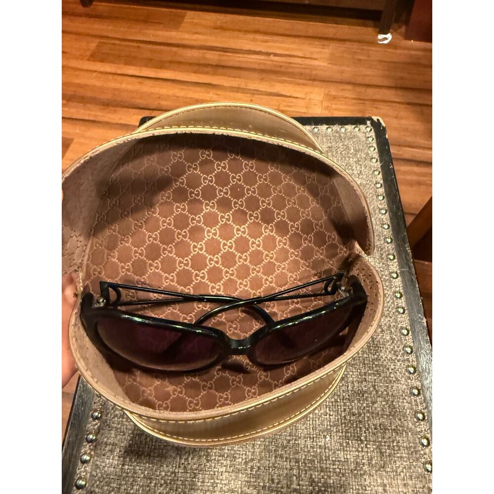 Authentic Vintage Gucci sunglasses in original case. - Picture 3 of 7
